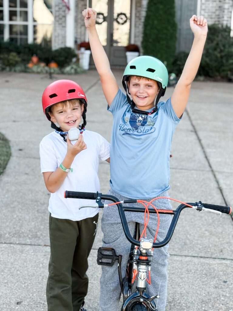 Kids of a mom influencer celebrating after using a gifted outdoor product, illustrating authentic influencer gifting campaigns that resonate with moms and Gen Z parents.
